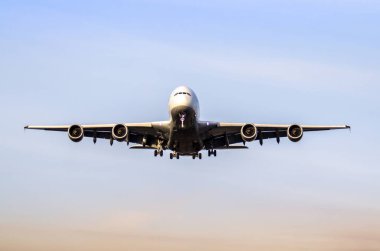 Havaalanına iniş için yaklaşan bir jet uçak önden görünümü