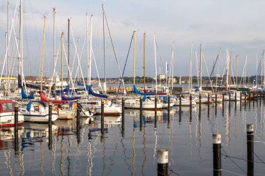 Bir limanında demirleme satır Lüks Yatlar