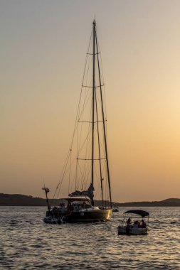 Silhouetttes gün batımında küçük tekneler ve yatlar