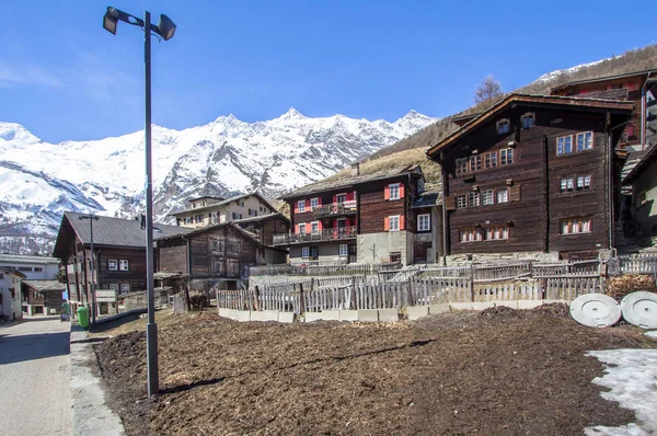 在瑞士的萨斯费滑雪胜地的传统木制酒店和小屋 — 图库照片