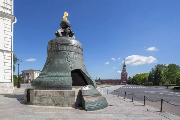 世界上最大的钟的看法 沙皇响铃在莫斯科 — 图库照片