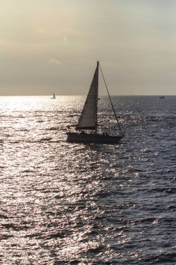 Denizde akşam yelken büyük yelkenli