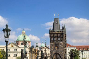 Charles Bridge, Prague, Çek Cumhuriyeti ve Saint Francis Assisi kilisenin kubbesi üzerinden görünüm