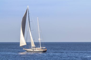 Denizde akşam yelken büyük yelkenli