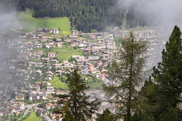 Bovenaanzicht Van Het Landschap Van Het Alpine Dorp Wolken Mist — Stockfoto