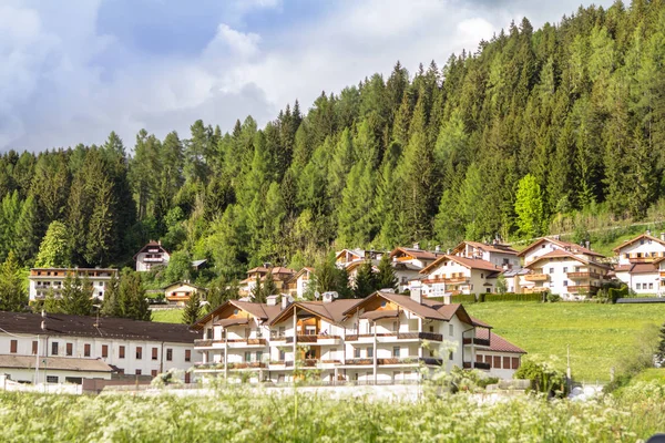 Pohled Krajinu Alpské Vesnice Mezi Horami Jižní Tyrolsko — Stock fotografie