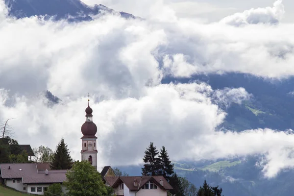 Vista Los Campanarios Las Iglesias Del Pueblo Montaña Tirol Del — Foto de Stock