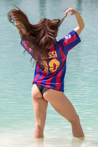 Jonge Sexy Vrouw Groene Bikini Barcelona Shirt — Stockfoto