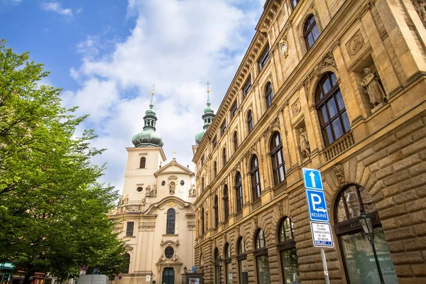 Une Église Orthodoxe Prague Sur Arrière Plan Beaux Bâtiments Dans — Photo