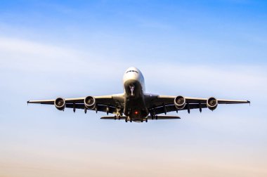 Havaalanına iniş için yaklaşan bir jet uçak önden görünümü