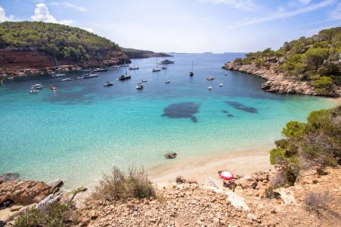 Ibiza Adası, İspanya ünlü Cala Salada kumsalda
