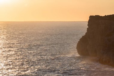 Denizin üzerinde güzel bir gün batımı