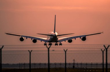 Gün batımında açılış jet yolcu uçağı görünümünü