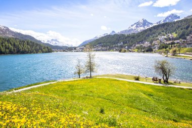 Alp güzellikler görünümü St Moritz ve St Moritz Gölü, İsviçre