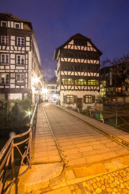 Gece görünümü eski şehir, Strazburg, Fransa