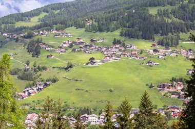Görünümü arasında dağlar, South Tyrol Alp Köyü manzara
