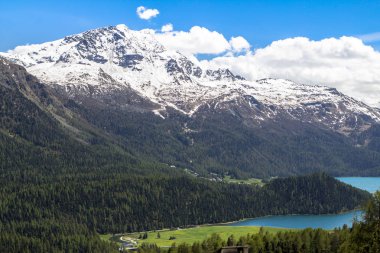 Alp güzellikler görünümü ile St Moritz Gölü, İsviçre
