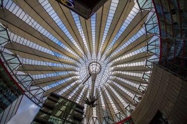 Alt görünümü yelken çatı yapısı içinde Sony Center Potsdamer Platz'ta, Berlin, Almanya