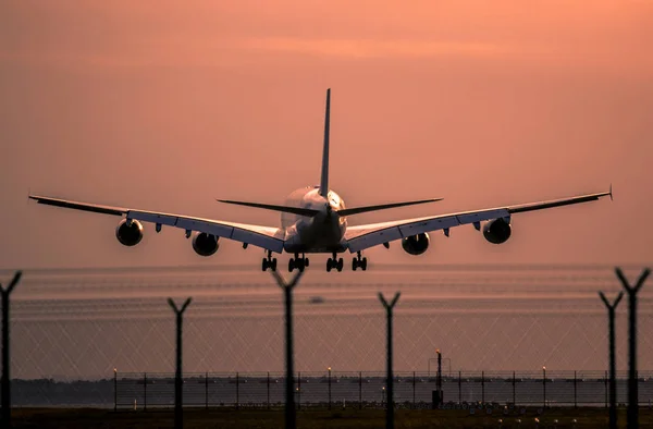 Weergave Van Een Jet Reizigerskilometers Vliegtuig Landing Bij Zonsondergang — Stockfoto