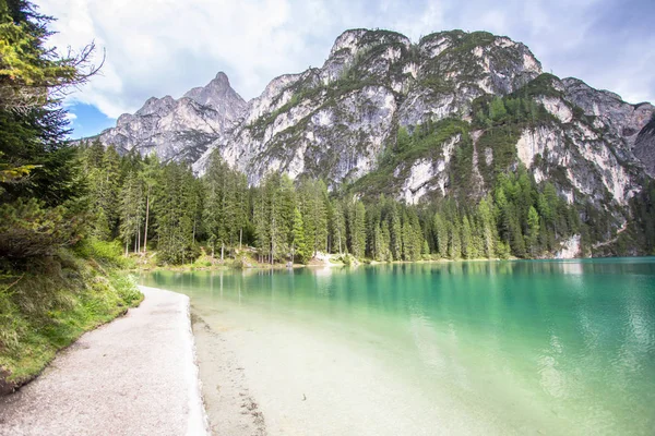 背景には イタリアのマウント Seekofel とドロミテの湖 Braies — ストック写真