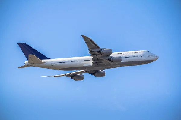 旅客飞机在蓝天下起飞 — 图库照片