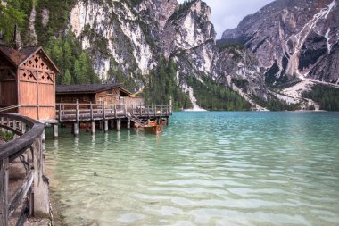 Mount Seekofel arka planda, İtalya ile göl Braies Dolomites içinde