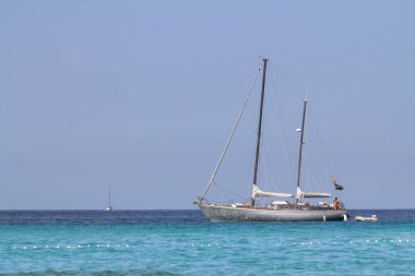 Şeffaf deniz su tekne yelken