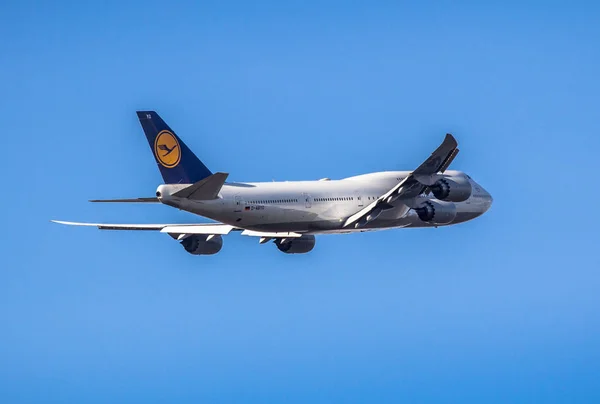 Passanger Airplane Taking Blue Sky — Stock Photo, Image