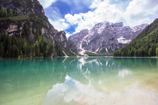 背景には イタリアのマウント Seekofel とドロミテの湖 Braies — ストック写真