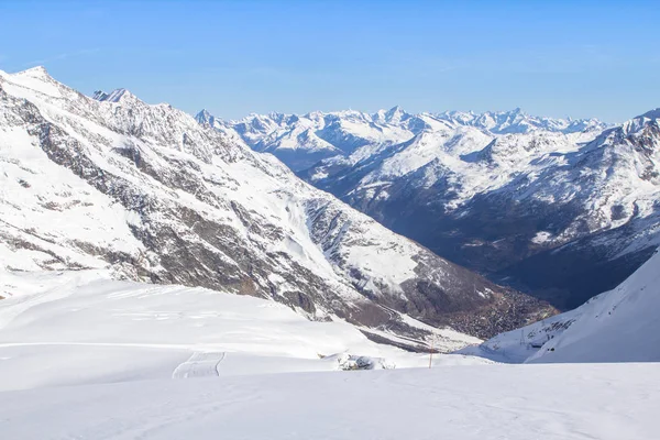 サース フェーの雪に覆われた山脈に囲まれたスイス村 — ストック写真