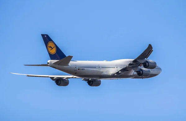 青い空に離陸 Passanger 飛行機 — ストック写真