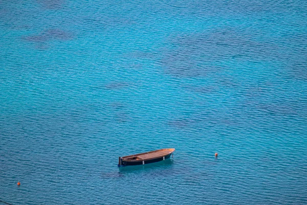 Mar Azul Transparente Barco Solitario — Foto de Stock