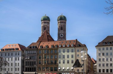 München, Almanya - 1 Nisan 2015: Münih'in merkezinde, Frauenkirche. Bavyera, Almanya