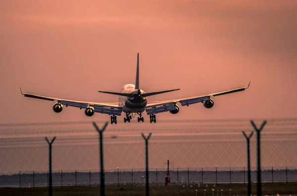 Blick Auf Ein Passagierflugzeug Das Bei Sonnenuntergang Landet — Stockfoto