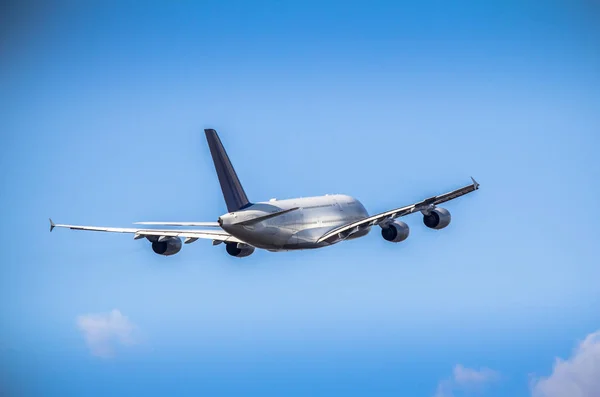 Avion Passager Décollant Dans Ciel Bleu — Photo