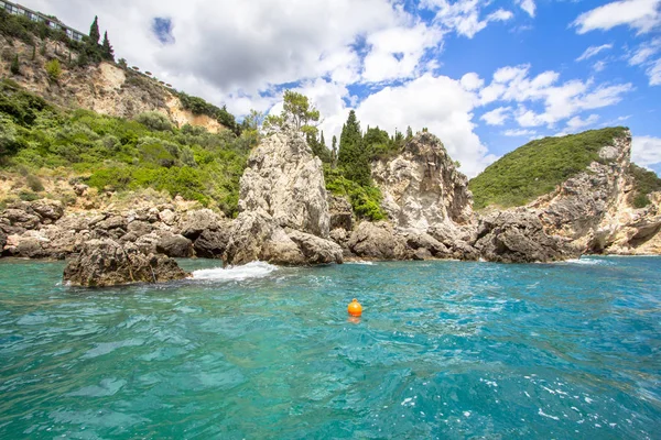 Corfu Island kayalık sahilleri ve turkuaz su, Yunanistan ile sahil şeridi