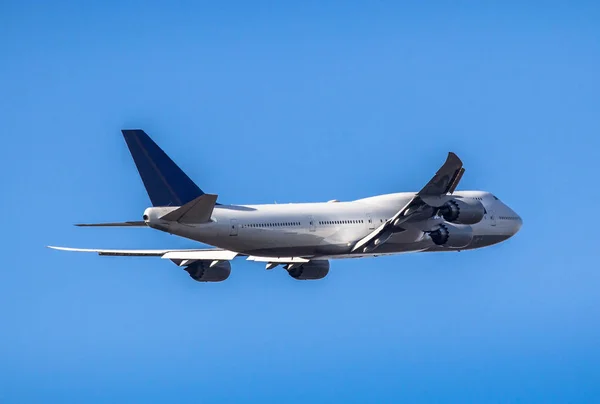 Avion Passager Décollant Dans Ciel Bleu — Photo