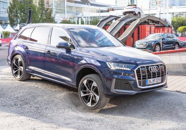 Frankfurt, Almanya - Eylül 2019: Audi Q7 Frankfurt Iaa Uluslararası Otomobil Fuarı'nda 