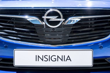 Frankfurt, Almanya - Eylül 2019 Uluslararası Otomobil Fuarı: mavi Opel Insignia Sports Tourer