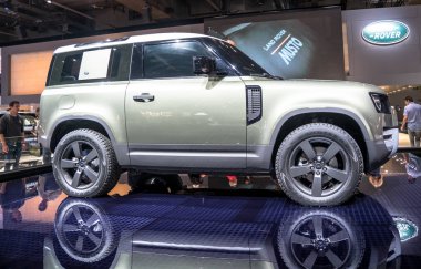 Frankfurt, Almanya - Eylül 2019: Land Rover Defender Frankfurt International Motor Show'da