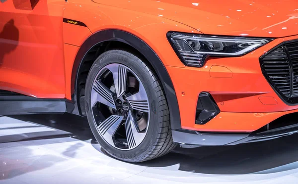 FRANKFURT, ALEMANIA - SEPTIEMBRE, 2019 Salón Internacional del Automóvil: rojo naranja AUDI E-TRON 55 QUATTRO SUV — Foto de Stock