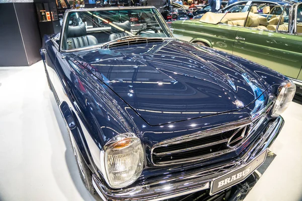Frankfurt, Almanya - Eylül 2019 Uluslararası Otomobil Fuarı: 1969 Mercedes-Benz 280sl Pagoda cabrio Brabus Classic