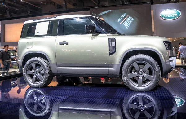 FRANKFURT, ALEMANIA - SEPTIEMBRE, 2019: Land Rover Defender en el Salón Internacional del Automóvil de Frankfurt — Foto de Stock