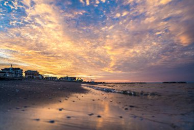 Adriyatik Denizi 'nde inanılmaz bir gün batımı, Rimini, İtalya