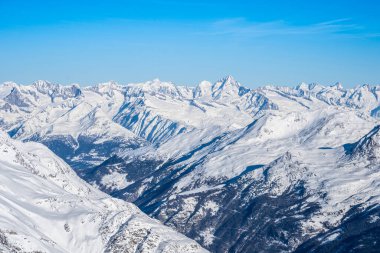 İsviçre 'de Saas-Fee yakınlarında Allalinhorn ve Dom ile ünlü dağ kitlesi.