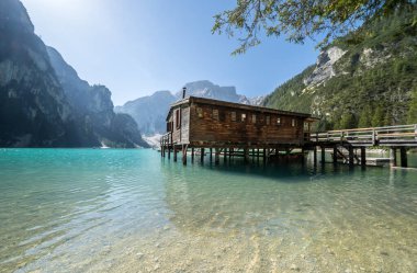 Dolomites dağlarındaki Braies Gölü, Güney Tyrol, İtalya