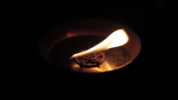 Oude pentagram branden in vlammen — Stockvideo