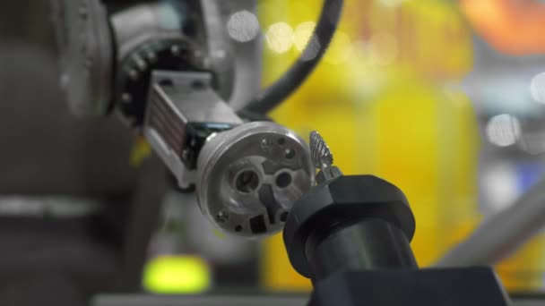 Braço robô segurando carro parte close-up imagens — Vídeo de Stock