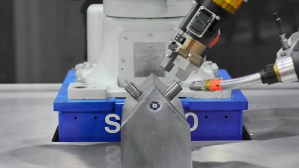 Soldadura de robot industrial con dos brazos — Vídeo de stock