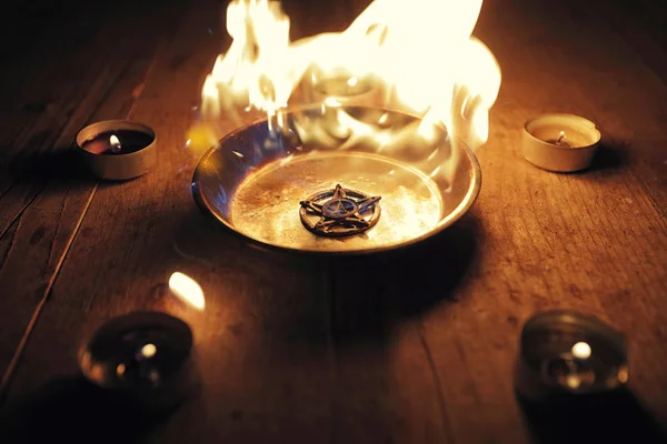 Pentagramma in fiamme su piatto d'acciaio — Foto Stock